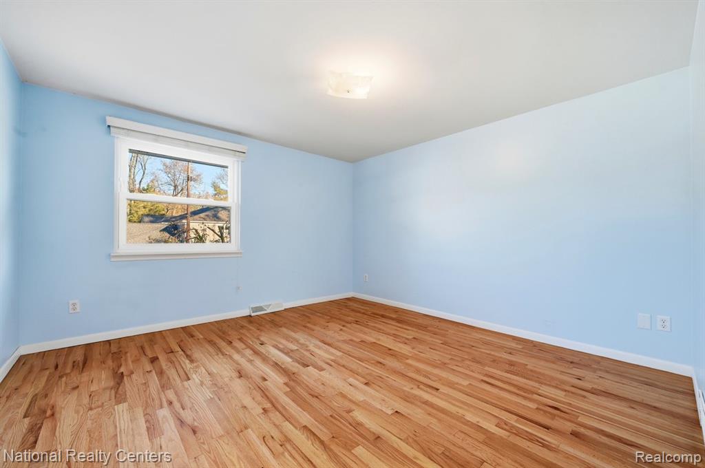 5595 Birdview Heights, Orchard Lake Village, MI 48324 — Photo 16