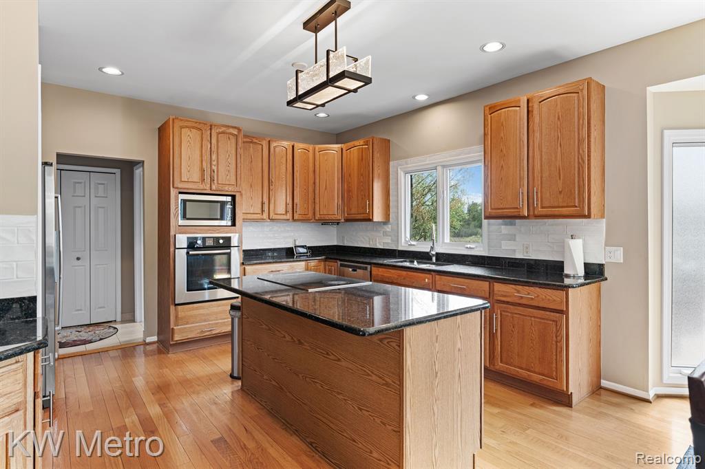9025 HURON BLUFFS Drive, White Lake, MI — Photo 15