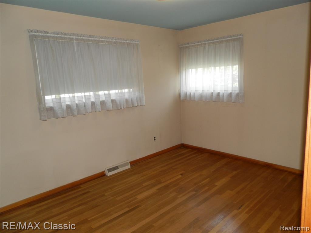 7736 Berwick Drive, Westland, MI — Photo 9