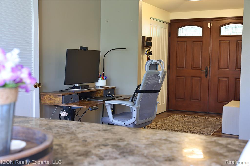 36927 Heatherton Drive, Farmington, MI 48335 — Photo 4