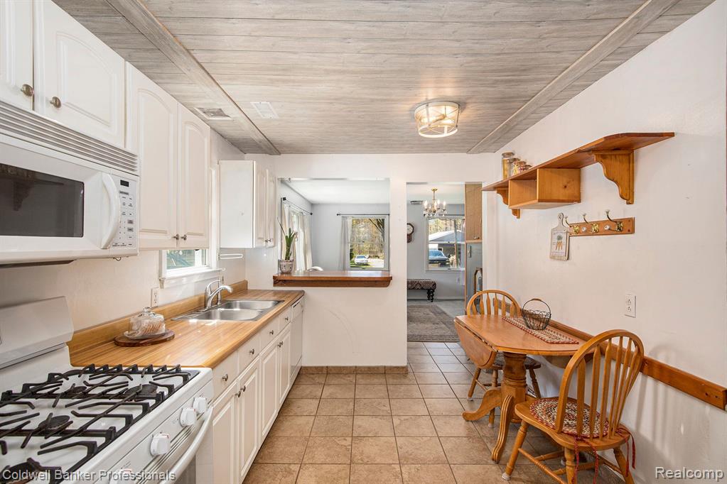 2574 S LAKE PLEASANT Road, Metamora, MI 48455 — Photo 7