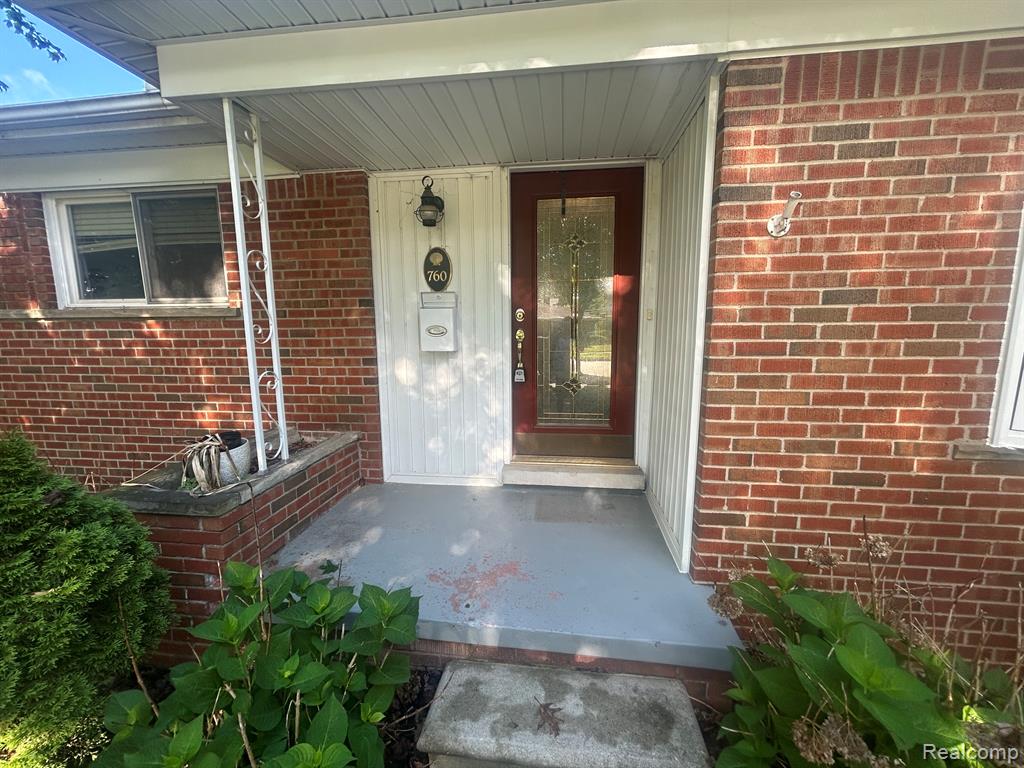 760 S EVERGREEN Street, Plymouth, MI 48170 — Photo 8