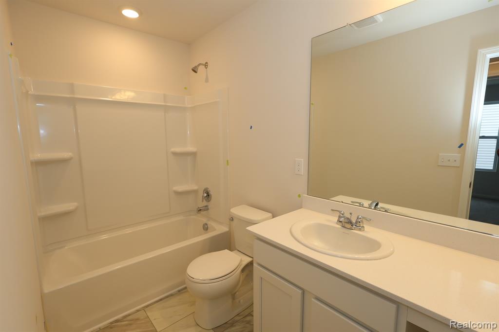 422 Hidden River W, Holly, MI 48442 — Photo 34