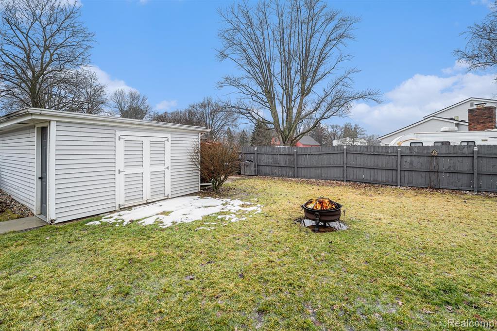 4361 Crestknoll Drive, Grand Blanc, MI 48439 — Photo 27