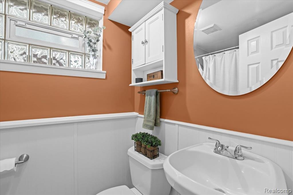 555 Lindsay Drive, Plymouth, MI 48170 — Photo 16