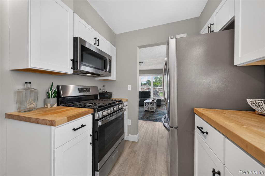 985 E Jarvis Avenue, Hazel Park, MI 48030 — Photo 8