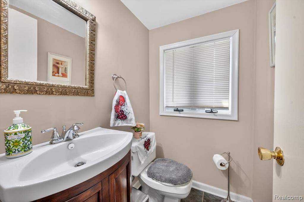 724 Lynndale Drive, Rochester Hills, MI 48309 — Photo 14