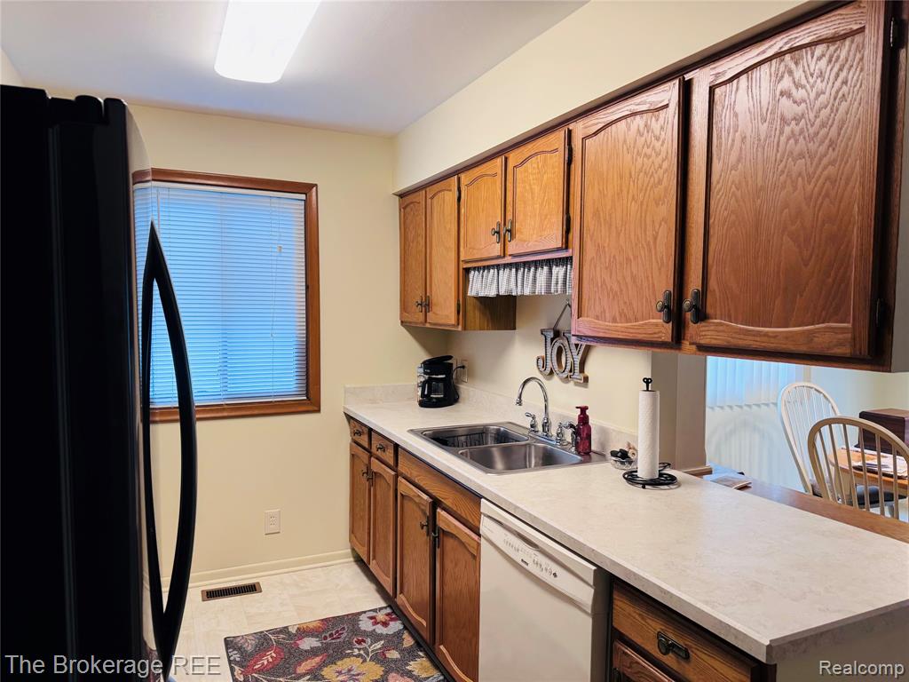588 Oakbrook Circle, Flushing, MI 48433 — Photo 3