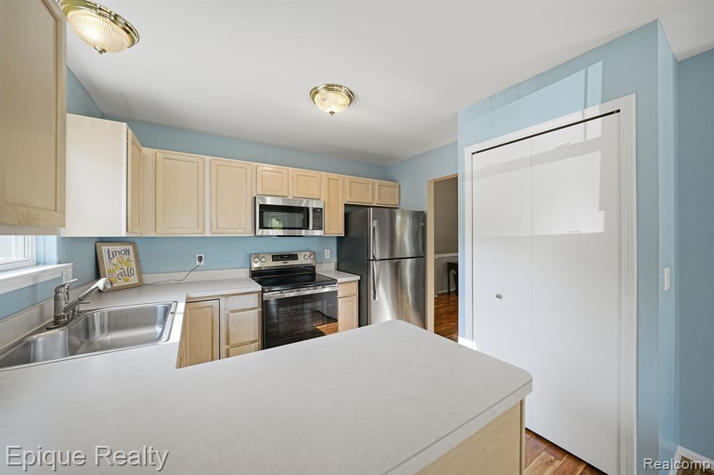 919 Rikki Ann Court, Wixom, MI 48393 — Photo 6