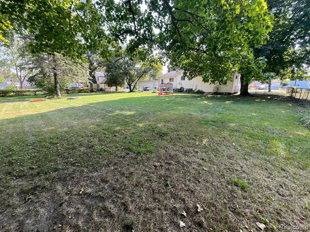425 SCHOOLHOUSE Street, Ortonville, MI 48462 — Photo 11
