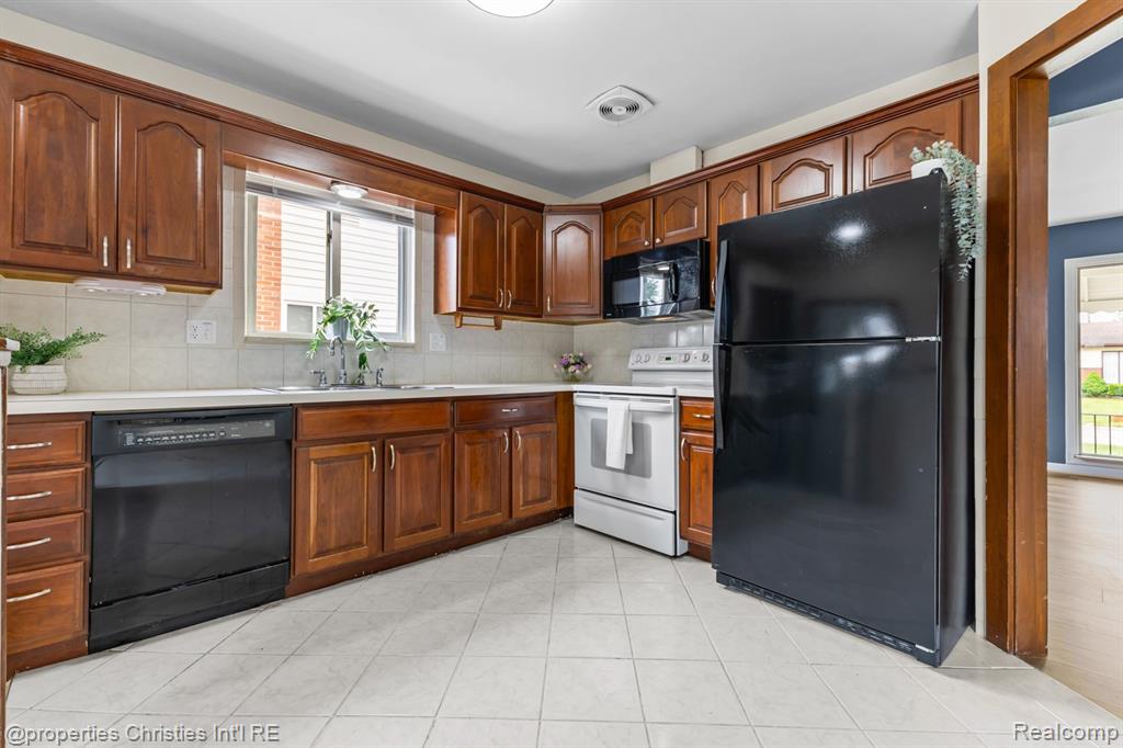 309 Sonia Avenue, Madison Heights, MI 48071 — Photo 7