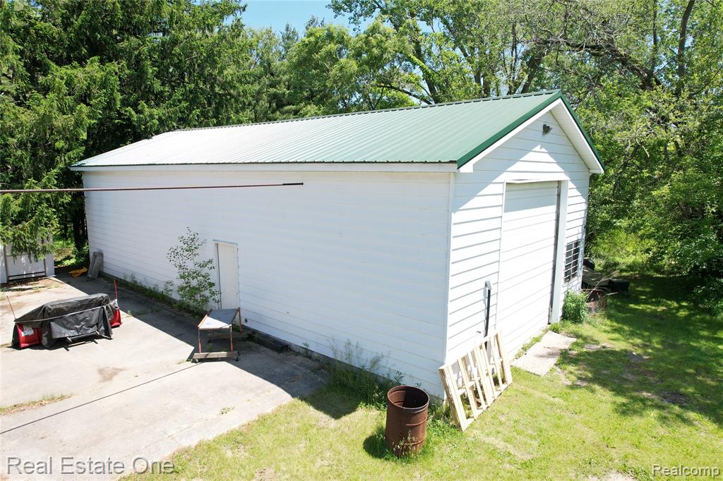 1325 S Hospital Road, Waterford, MI 48327 — Photo 38