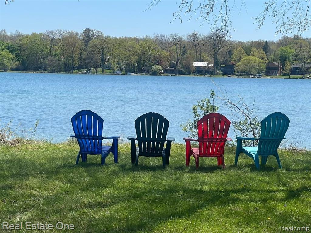 6305 N SHORE Court, West Bloomfield, MI 48324 — Photo 3