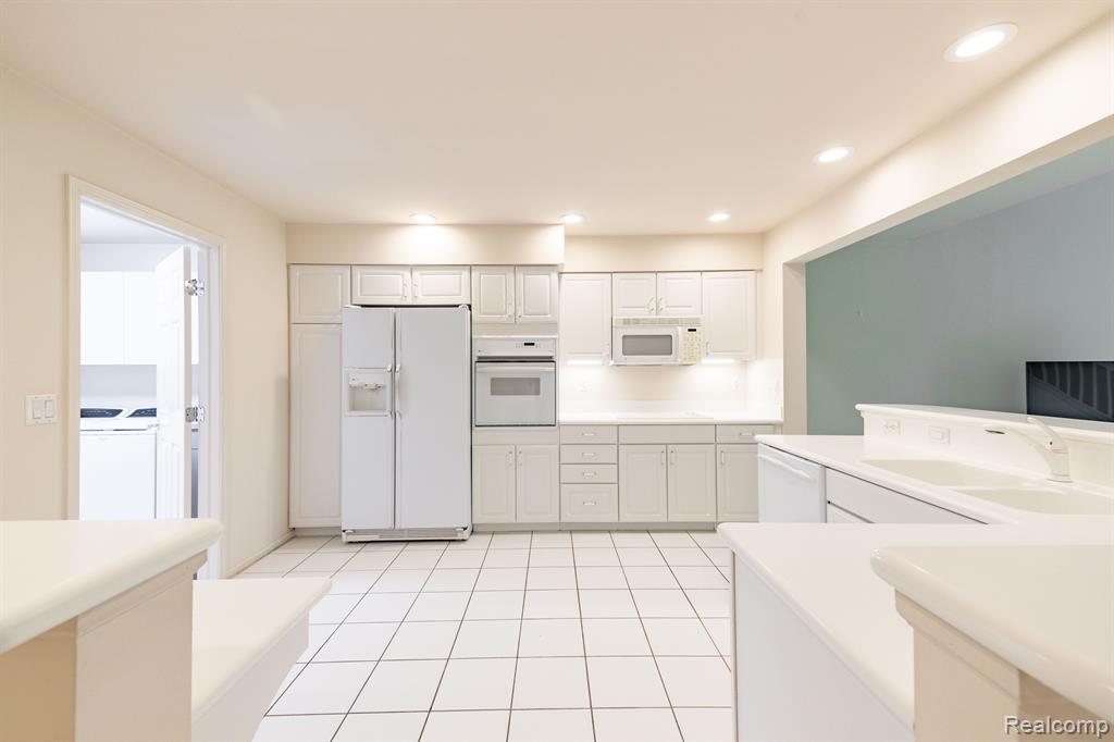 9854 HAWTHORNE GLEN Drive, Grosse Ile, MI 48138 — Photo 11