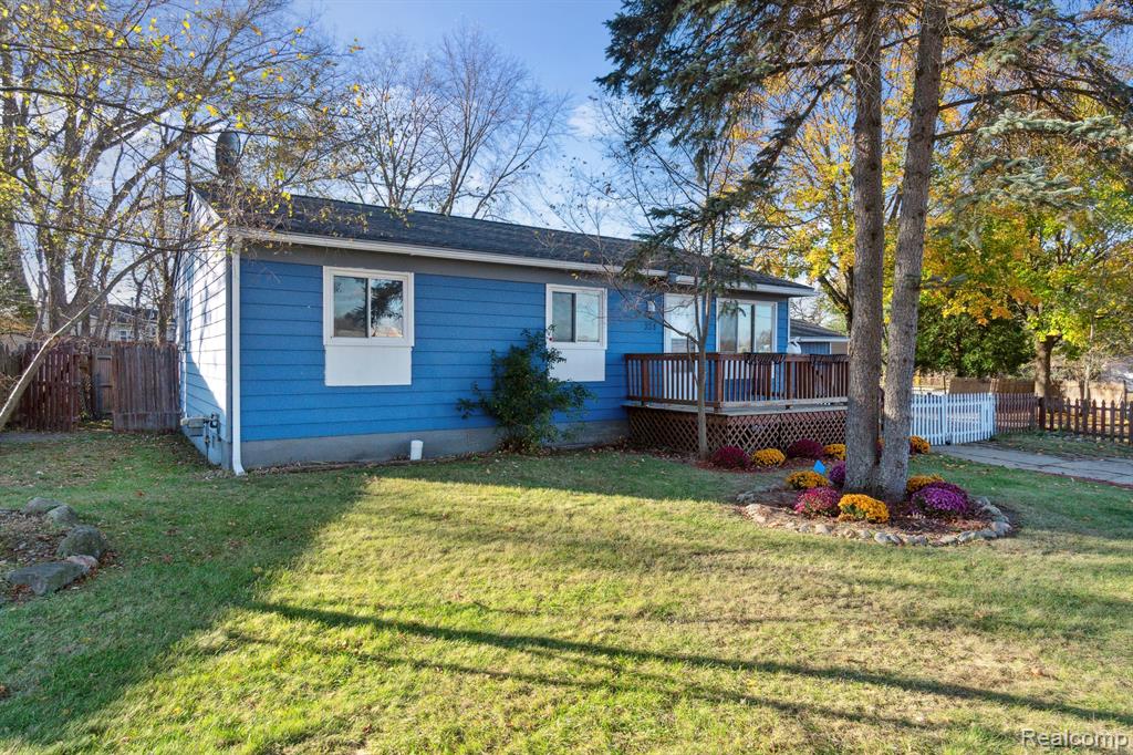 324 EAST Street, Holly, MI 48442 — Photo 2