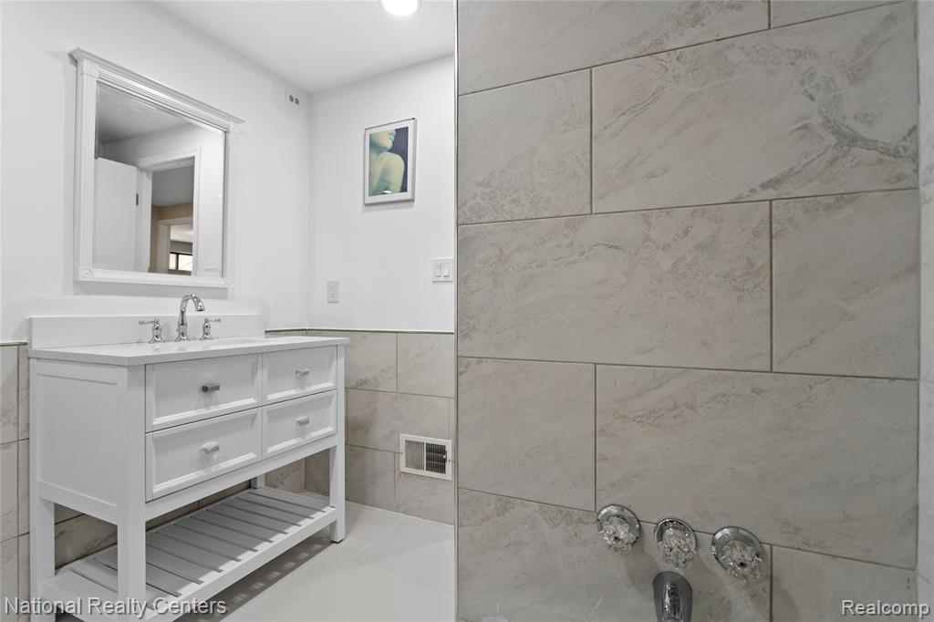 7103 Pebble Park Drive, West Bloomfield, MI — Photo 37