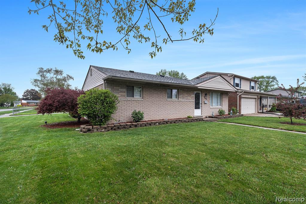 8601 INDEPENDENCE Drive, Sterling Heights, MI 48313 — Photo 2