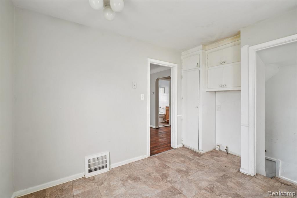 19717 Kenosha Street, Harper Woods, MI 48225 — Photo 14