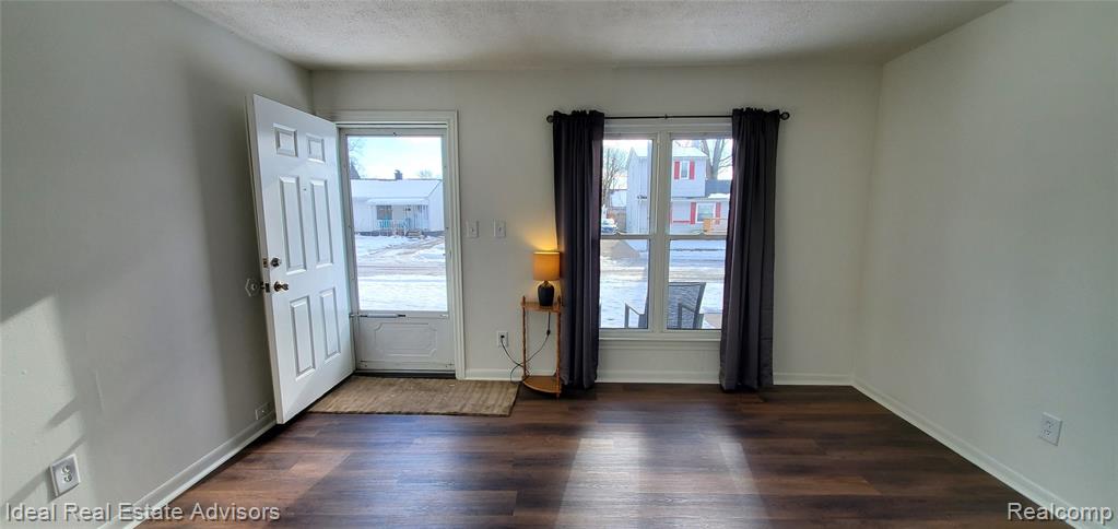 545 E Dallas Avenue, Madison Heights, MI 48071 — Photo 6