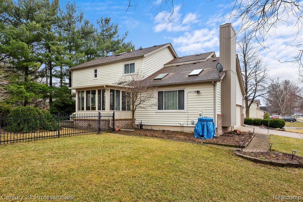 7594 Woodside Place, Waterford, MI 48327 — Photo 38