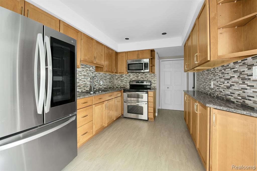 8232 KARAM Boulevard, 4, Warren, MI 48093 — Photo 7