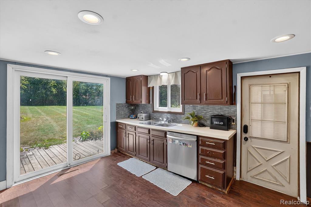 508 Deland Road, Flushing, MI 48433 — Photo 16