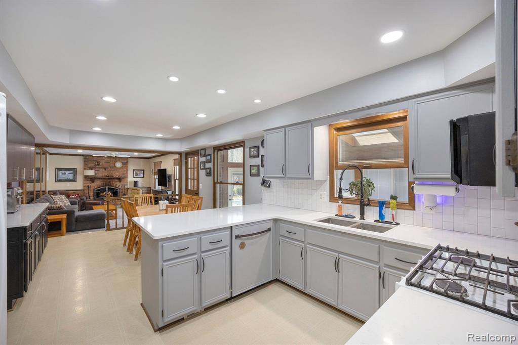 779 MEDINAH Drive, Rochester Hills, MI 48309 — Photo 14