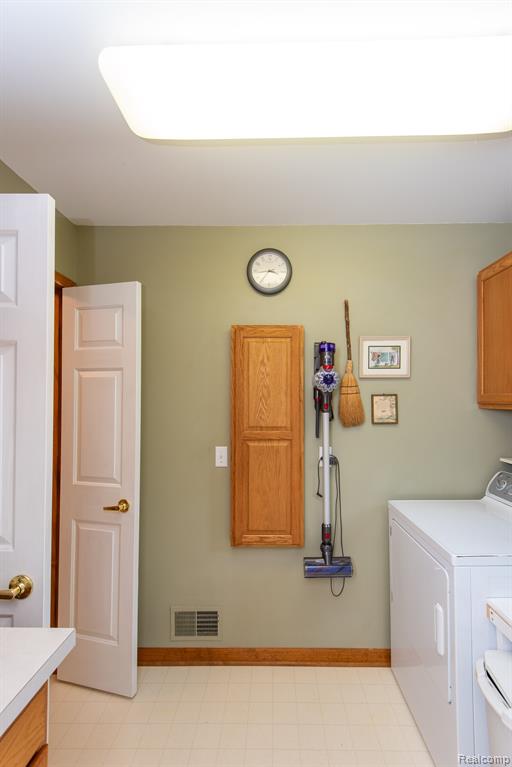 906 VILLAGE Drive, Davison, MI 48423 — Photo 34