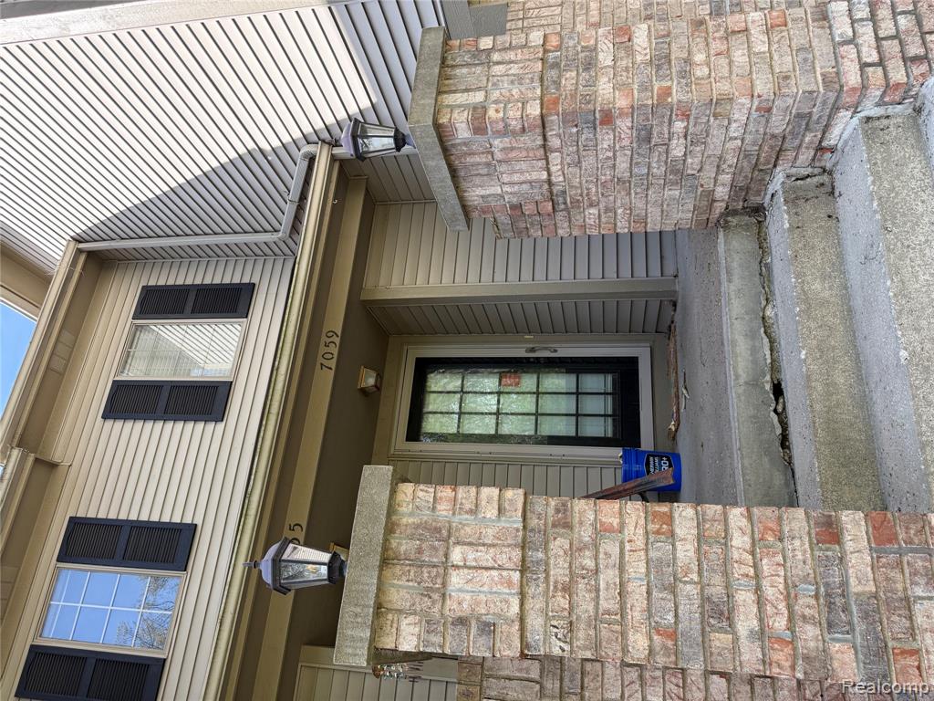 7059 Colonial Oaks Drive, Waterford, MI 48327 — Photo 2