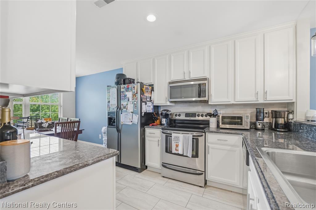 128 Sandy Lane, Walled Lake, MI 48390 — Photo 30