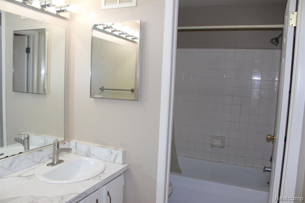 922 CHESTNUT HILL Drive, Auburn Hills, MI 48326 — Photo 18
