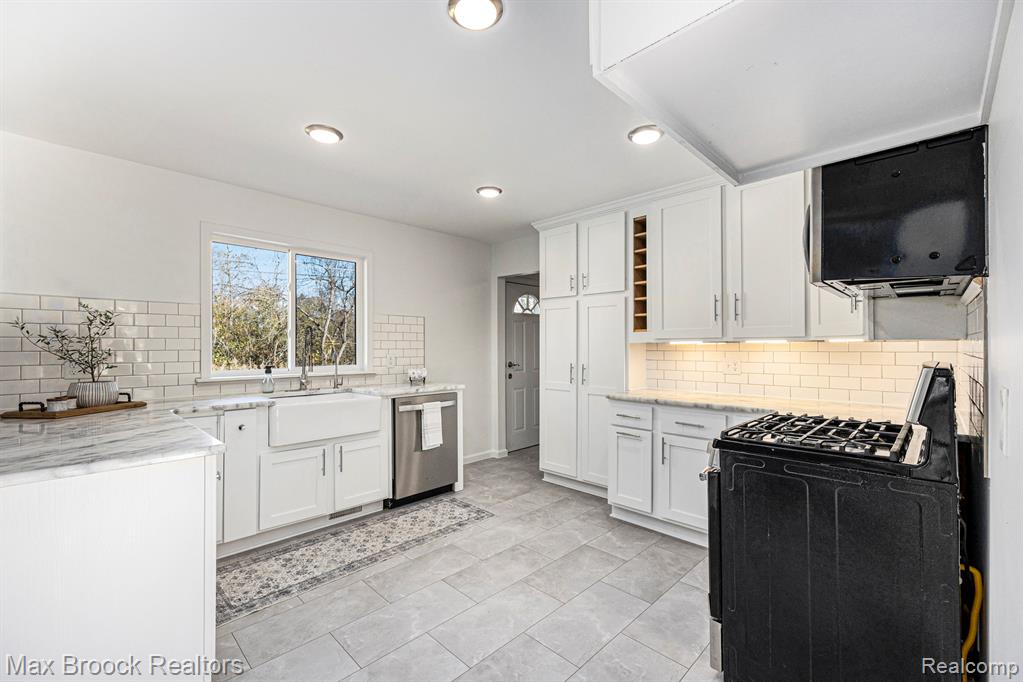 6604 Doyon Drive N, Waterford, MI 48327 — Photo 10