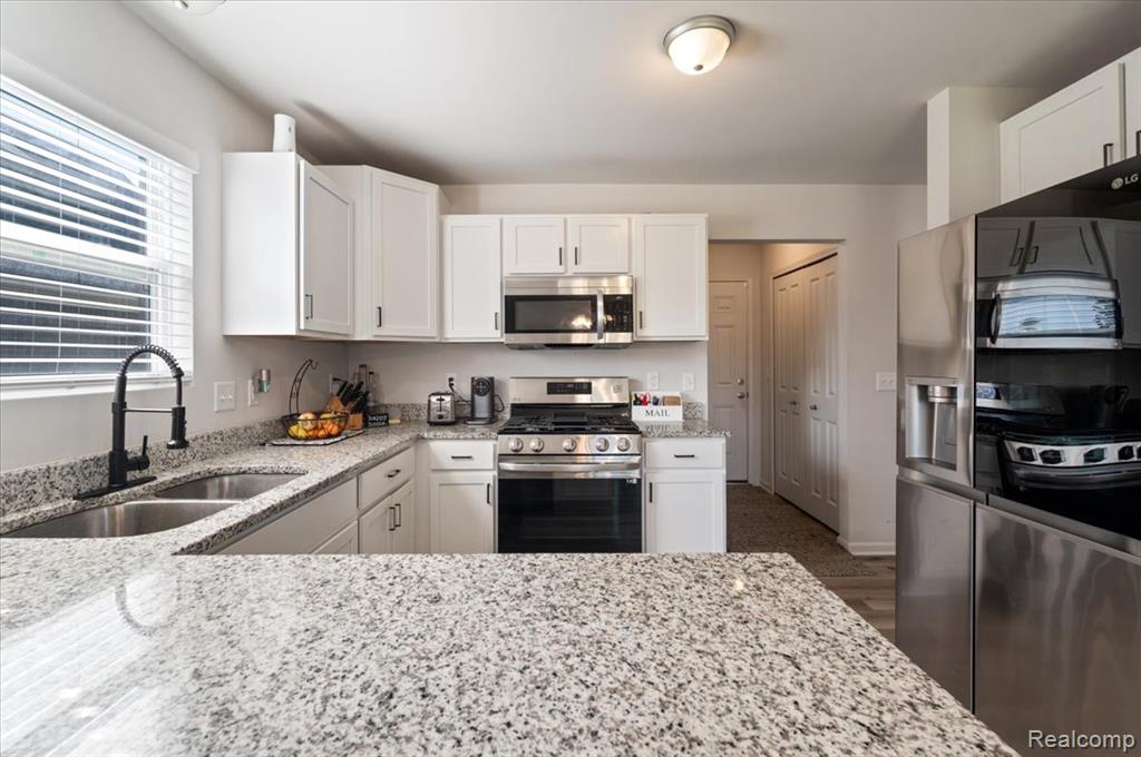 8332 Berwick Drive, Westland, MI — Photo 9