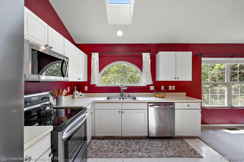 6873 Fox Lane, Waterford, MI 48327 — Photo 22