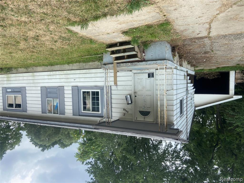 2465 Court St, Flint, MI 48503