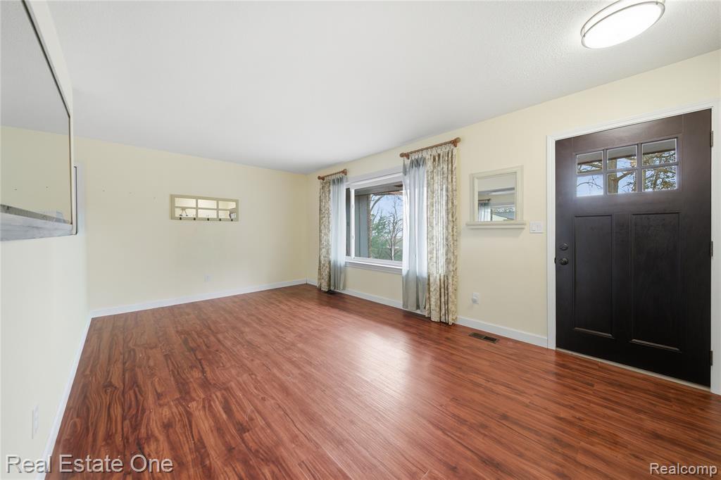 2276 Lakewood Way, Pinckney, MI 48169 — Photo 2