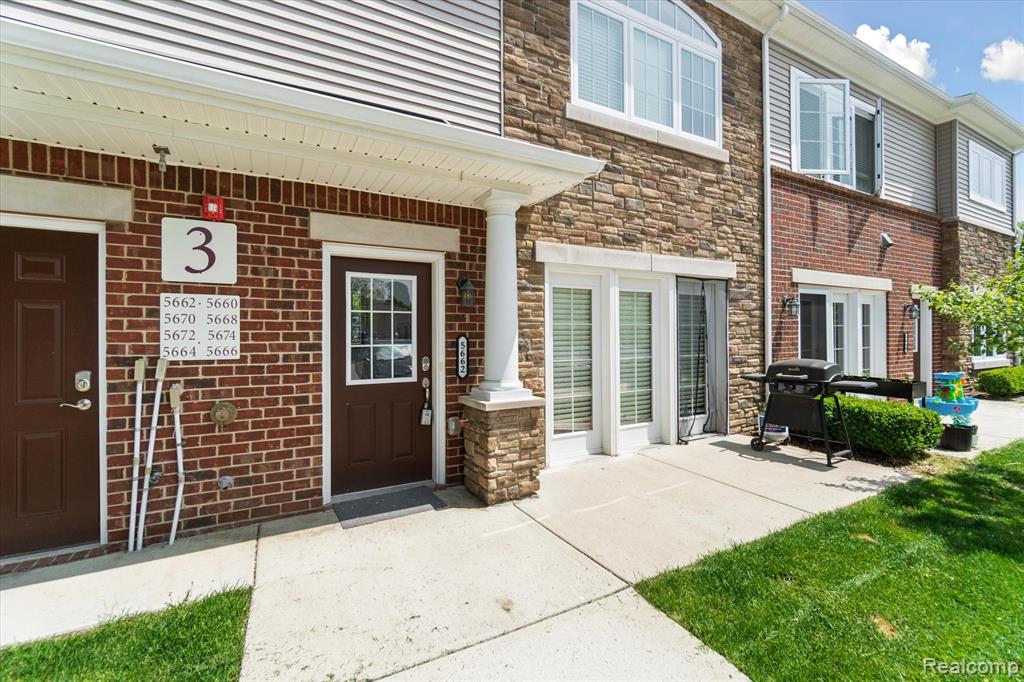 5662 Arbor Chase Drive, Ann Arbor, MI 48103 — Photo 2