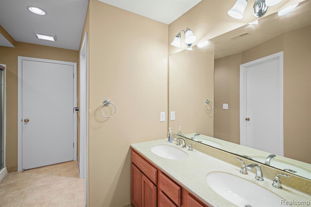 564 CHASSEUR Drive, Grand Blanc, MI 48439 — Photo 48