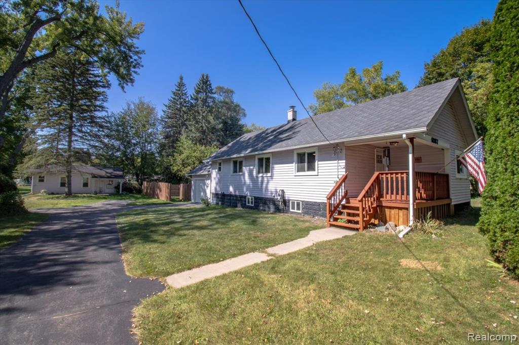 6087 N Irish Road, Davison, MI 48423 — front exterior