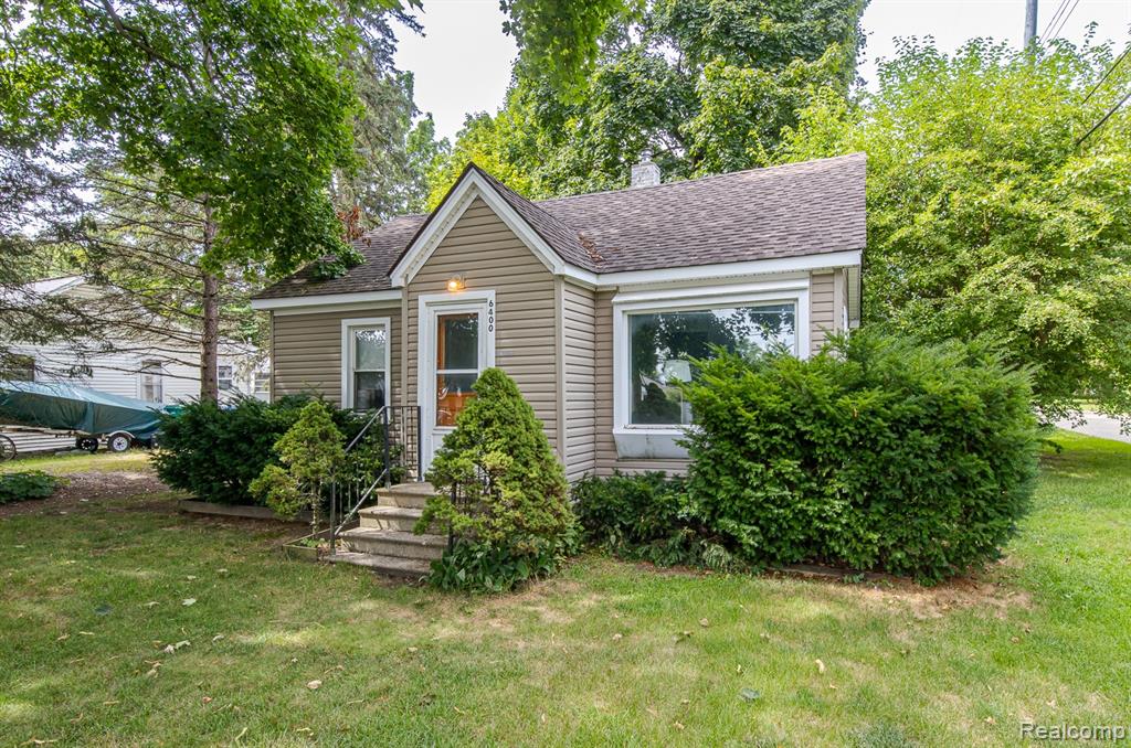 6400 Elmwood Drive, Waterford, MI 48329 — front exterior