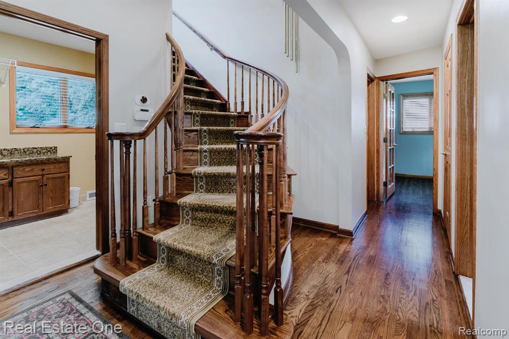 454 Lesdale Drive, Troy, MI 48085 — Photo 15