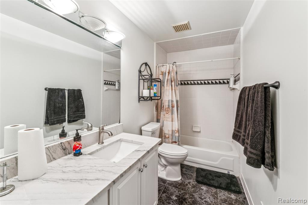 5812 Pine Breeze Drive, Clarkston, MI — Photo 24