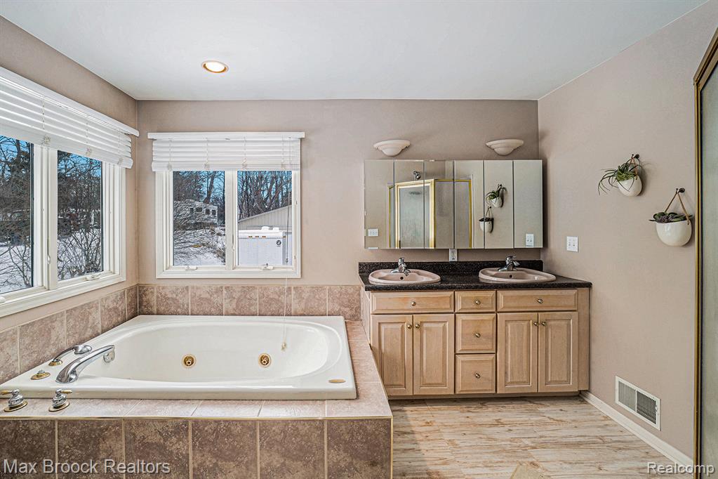 11412 Delmar Drive, Fenton, MI 48430 — Photo 13