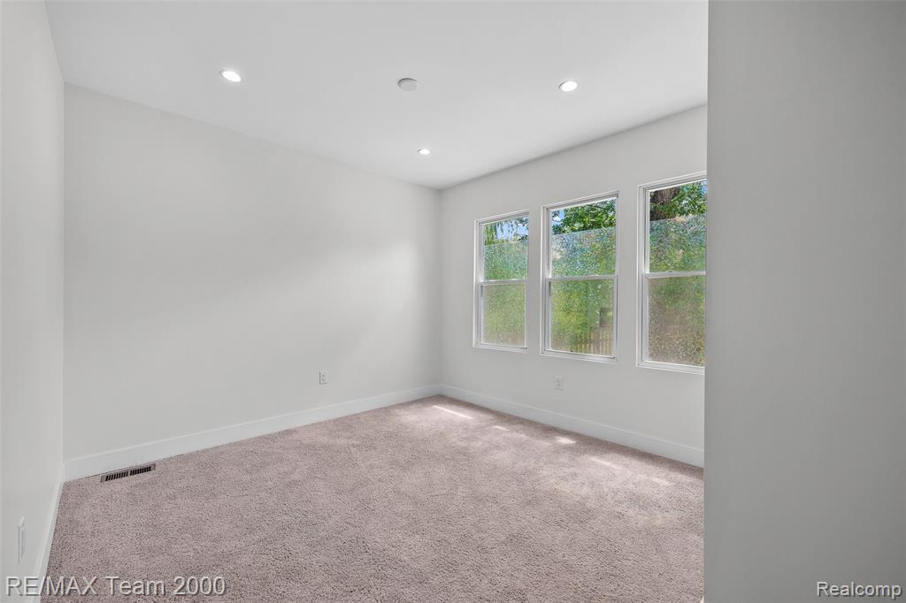 616 ENGLEWOOD Street, Detroit, MI 48202 — Photo 17