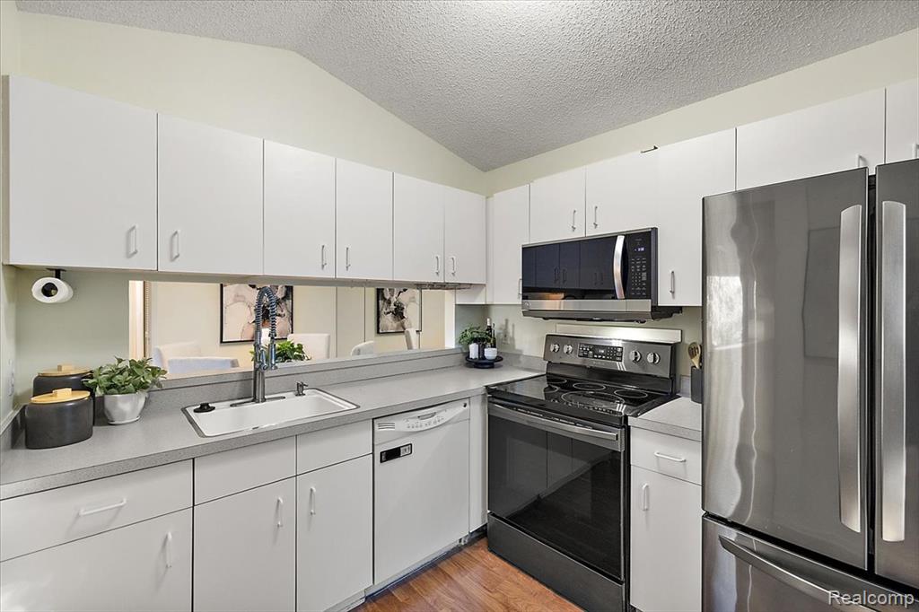 44800 Bayview Drive, 33, Novi, MI 48377 — Photo 16