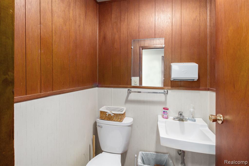 5204 Davison Road, Burton, MI 48509 — Photo 15