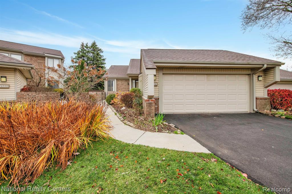 29214 W CHANTICLEER Drive, Southfield, MI 48034 — front exterior