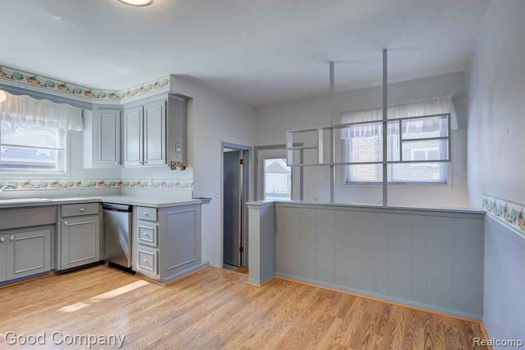 9074 SHANNON Drive, Sterling Heights, MI 48314 — Photo 8