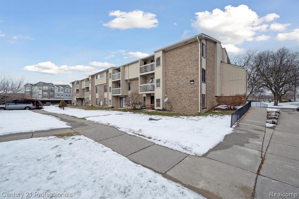 30535 W 14 MILE Road, 20, Farmington Hills, MI 48334 — Photo 2