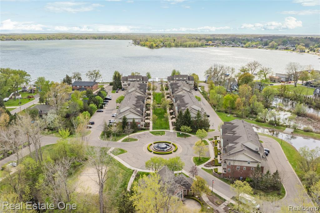 160 Sandy Lane, Walled Lake, MI 48390 — Photo 10